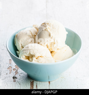 Gelato alla vaniglia nel vaso blu Foto Stock