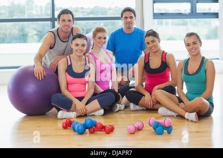 Ritratto della lezione di fitness in una luminosa sala esercizi Foto Stock