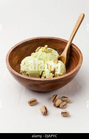 Il pistacchio gelato in vaschetta di legno Foto Stock