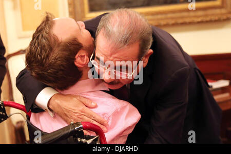 Santo Domingo, Repubblica Dominicana . 25 Nov, 2013. Repubblica Dominicana il Presidente Danilo Medina (R) abbraccia la speaker internazionali, Nick Vujicic, presso il Palazzo Nazionale, nella città di Santo Domingo, capitale della Repubblica Dominicana, su nov. 25, 2013. Nick Vujicic, nato senza arti, è noto come un oratore che dà discorso motivazionale in tutto il mondo.. Credito: Xinhua/Alamy Live News Foto Stock