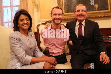 Santo Domingo, Repubblica Dominicana . 25 Nov, 2013. Repubblica Dominicana il Presidente Danilo Medina (R) e First Lady Candida Montilla de Medina (L), posa con la speaker internazionali, Nick Vujicic (C), al Palazzo Nazionale, nella città di Santo Domingo, capitale della Repubblica Dominicana, su nov. 25, 2013. Nick Vujicic, nato senza arti, è noto come un oratore che dà discorso motivazionale in tutto il mondo.. Credito: Xinhua/Alamy Live News Foto Stock