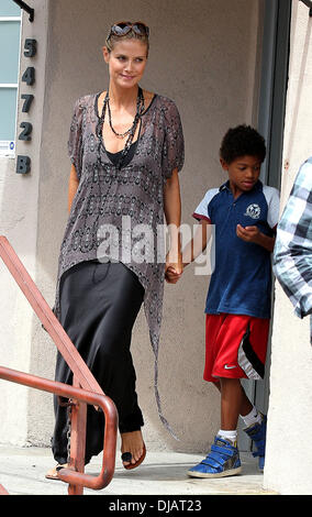 Heidi Klum e Henry Samuel Heidi Klum lasciando la terapia funziona la dopo che suo figlio ha partecipato una classe di Los Angeles, California - 22.09.12 Foto Stock