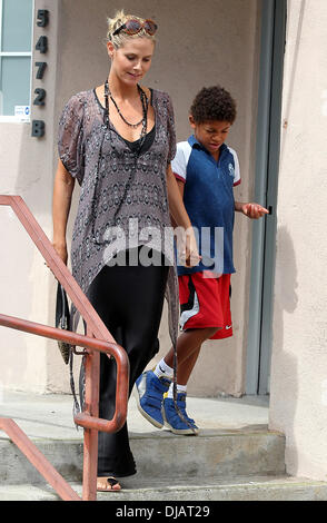 Heidi Klum e Henry Samuel Heidi Klum lasciando la terapia funziona la dopo che suo figlio ha partecipato una classe di Los Angeles, California - 22.09.12 Foto Stock