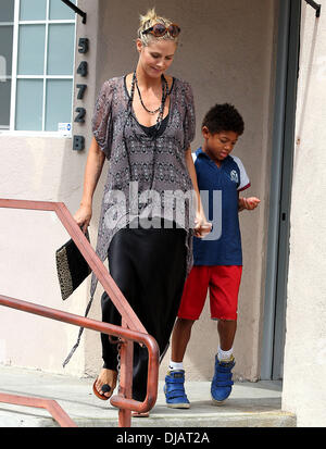 Heidi Klum e Henry Samuel Heidi Klum lasciando la terapia funziona la dopo che suo figlio ha partecipato una classe di Los Angeles, California - 22.09.12 Foto Stock