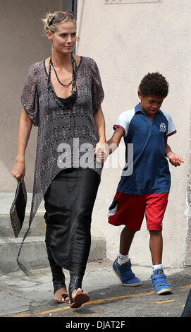 Heidi Klum e Henry Samuel Heidi Klum lasciando la terapia funziona la dopo che suo figlio ha partecipato una classe di Los Angeles, California - 22.09.12 Foto Stock