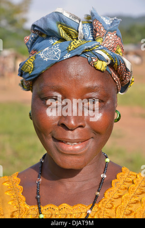 Ritratto di una donna in abito tradizionale, Waiima, Kono District, Sierra Leone Foto Stock