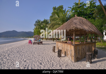 Bar in spiaggia, Tokeh Beach Resort, Tokeh Beach, Tokeh, Area occidentale Regione, Sierra Leone Foto Stock