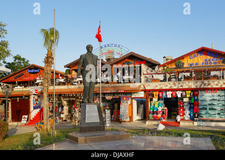 Statua di Mustafa Kemal Atatuerk, città vecchia, a lato della Panfilia, Provincia di Antalya, Turchia Foto Stock