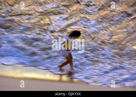 Donna sulla spiaggia in serata, Jeri, Ceará, Brasile Foto Stock