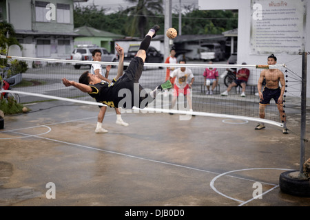 Atletismo estreme durante un gioco di Sepak Takraw. Tradizionale e Thai popolare gioco di calcio. Thailandia SUDEST ASIATICO Foto Stock