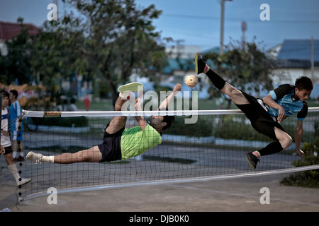 Atletismo estreme durante un gioco di Sepak Takraw. Tradizionale e Thai popolare gioco di calcio. Thailandia SUDEST ASIATICO Foto Stock