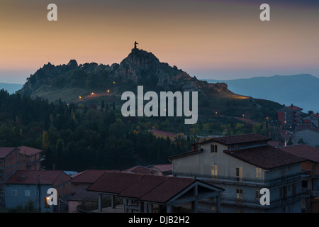 Statua di Cristo su una roccia sopra la città di Cesarò, Sicilia, Italia Foto Stock