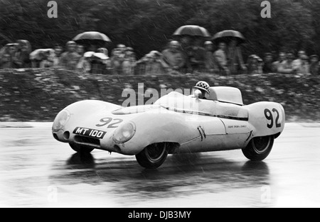 Innes Irlanda in una Lotus racing in Brands Hatch gara internazionale, Inghilterra 1 agosto 1960. Foto Stock