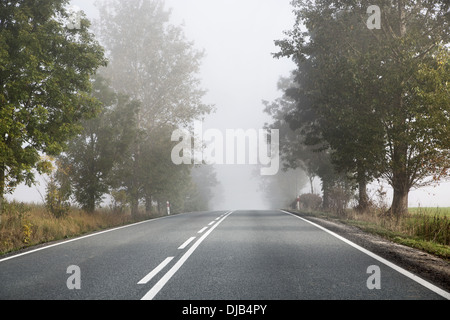 Pigra mattina sulla lunga strada vuota Foto Stock