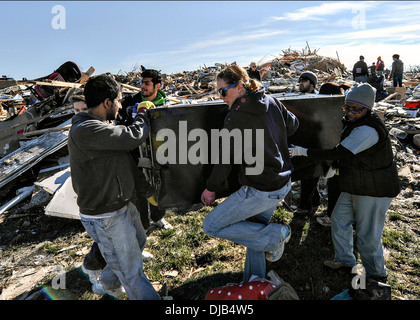 I residenti di recuperare gli elementi dalla loro case distrutte da un EF-4 tornado Novembre 19, 2013 a Washington, il. Il tornado ha lasciato una scia di distruzione che si estendeva per oltre 46 miglia e danneggiato a quattordici centinaia di case. Foto Stock