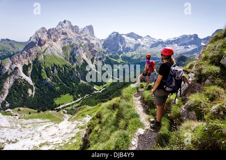 Gli alpinisti in discesa, Via Ferrata dei finanzieri in Val di Fassa, Mt Gran Vernel e la Marmolada Mt fronte sud sul retro Foto Stock