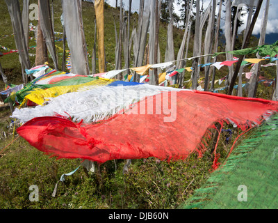 Il Bhutan, Phobjika,, Pele, La, pass, preghiera bandiere sopra la strada Foto Stock