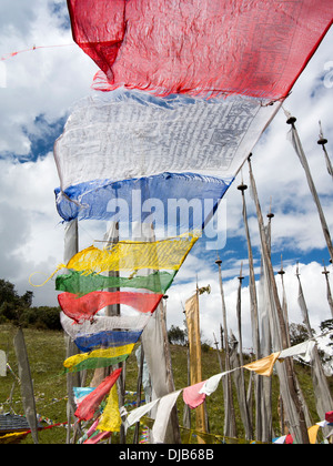 Il Bhutan, Phobjika, Pele La preghiera di passaggio bandiere sopra la strada Foto Stock