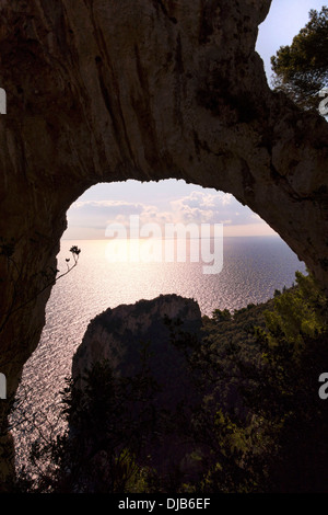 Guardando attraverso l'Arco Naturale ( arco naturale ) formazione di roccia al Mediterraneo Oceano, Capri, Campania,Italia, Europa Foto Stock