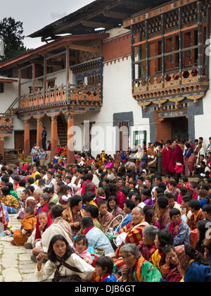 Il Bhutan, Phobjika, Gangte Goemba Tsechu, festival pubblico nel cortile del monastero Foto Stock