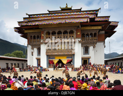 Il Bhutan, Phobjika, Gangte Goemba Tsechu, festival ballerini in cortile Foto Stock