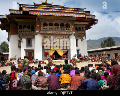 Il Bhutan, Phobjika, Gangte Goemba Tsechu, festival ballerini in cortile Foto Stock