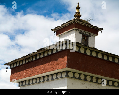 Il Bhutan, Phobjika, Gangte Goemba decorata tradizionalmente tower Foto Stock