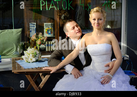 Coppia sposata seduta al di fuori di una caffetteria Foto Stock