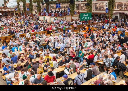 In Germania, in Baviera, Monaco di Baviera, Oktoberfest, Hofbrauhaus birra tenda, gente beve Foto Stock