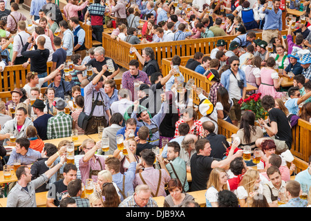 In Germania, in Baviera, Monaco di Baviera, Oktoberfest, Hofbrauhaus birra tenda, gente beve Foto Stock