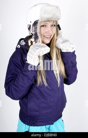 Donna in tuta di sci che indossa un casco di protezione Foto Stock