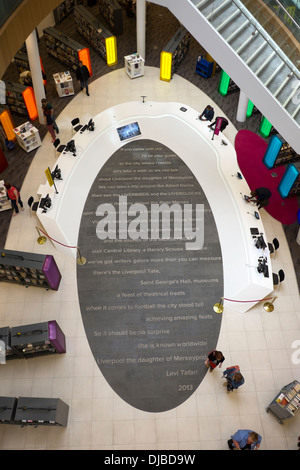 Liverpool Central Library Atrium Iscrizione Levi Tafari Foto Stock