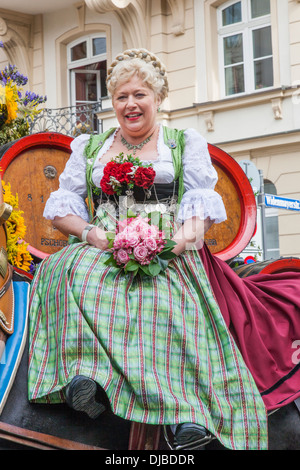 In Germania, in Baviera, Monaco di Baviera, Oktoberfest, Lady in Costume seduto sul cavallo Foto Stock