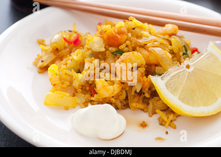 Riso fritto con gamberetti, cipolla e spezie. Foto Stock