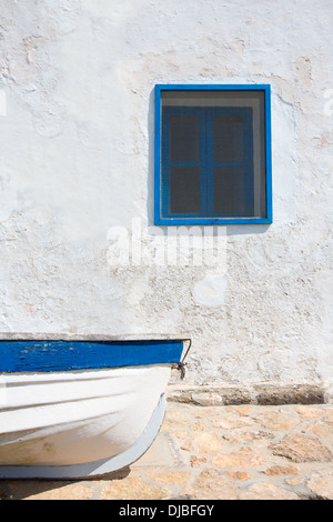 Barca mediterraneo e parete dipinta di bianco in bianco e blu a Isole Baleari Foto Stock