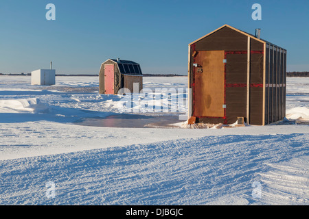 Ghiaccio rustico baracche di pesca fuori sul ghiaccio sul litorale di Prince Edward Island, Canada. Foto Stock