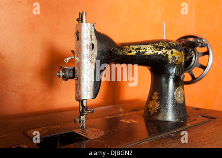 Classico stile retrò cucitura manuale macchina pronta per lavori di cucitura. La macchina è in vecchio stile fatto di metallo con motivi floreali Foto Stock