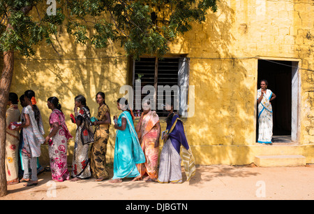 Le donne indiane i pazienti a camminare verso una clinica al Sri Sathya Sai Baba mobile ospedale outreach. Andhra Pradesh, India. Foto Stock