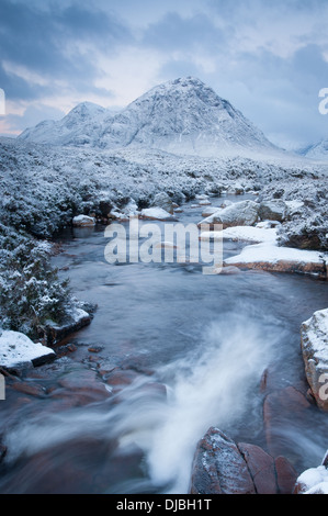 Fiume Etive e Stob Dearg in inverno, Glencoe, Highlands scozzesi, Scozia Foto Stock