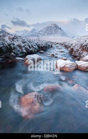 Il fiume Etive e la leggendaria Montagna di Buachaille Etive mor all'alba in inverno, Glencoe, Highlands scozzesi, Scozia Foto Stock