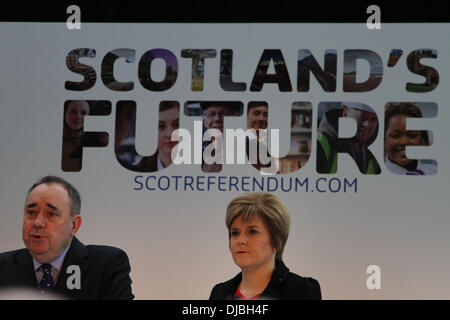 Glasgow, Scozia. 26 Nov, 2013. Del primo ministro di Scozia Alex Salmond (L) e il Vice Primo Ministro Nicola Storione di partecipare alla conferenza stampa per il lancio del loro governo regionale del " Libro bianco " in vista del prossimo anno storico del referendum di indipendenza, a Glasgow Science Centre di Glasgow, Scozia, su nov. 26, 2013. Il governo scozzese martedì ha lanciato la sua indipendenza blueprint con un piano per creare posti di lavoro e stimolare l'economia e incremento a lungo termine la sicurezza economica se si vince la campagna dell'anno prossimo referendum di indipendenza. Credito: Guo Chunju/Xinhua/Alamy Live News Foto Stock