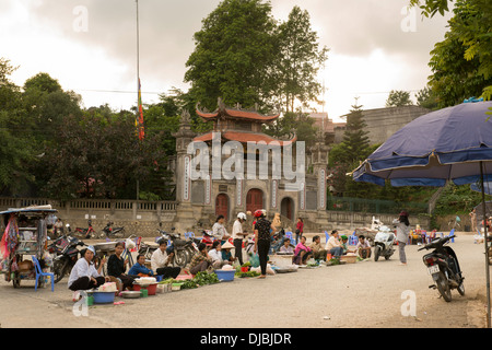 La gente locale di aprire il mercato serale nella parte anteriore del Bac Ha tempio, Bac Ha, Lao Cai, Vietnam Foto Stock