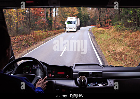 Driver vista dalla cabina di pilotaggio di un camion su strada Foto Stock