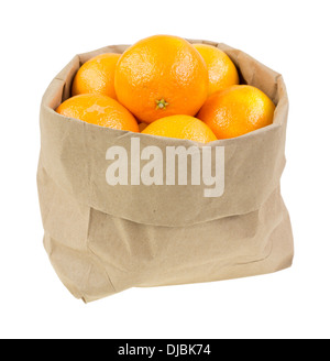 Squat con un sacchetto di carta riempito con piccole arance navale su uno sfondo bianco. Foto Stock