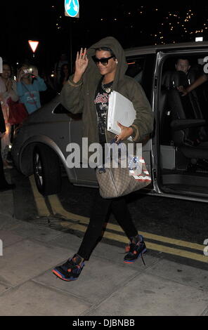 Rihanna arrivando al suo hotel dopo che lei ha preso un jet privato per l'Aeroporto di Luton, direttamente dopo gli MTV Video Music Awards mostrano la scorsa notte a Los Angeles. Rihanna è in città per eseguire con i Coldplay alla cerimonia di chiusura del London 2012 Londo Paralimpiadi Foto Stock