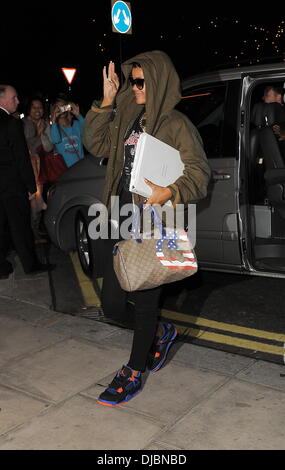 Rihanna arrivando al suo hotel dopo che lei ha preso un jet privato per l'Aeroporto di Luton, direttamente dopo gli MTV Video Music Awards mostrano la scorsa notte a Los Angeles. Rihanna è in città per eseguire con i Coldplay alla cerimonia di chiusura del London 2012 Londo Paralimpiadi Foto Stock