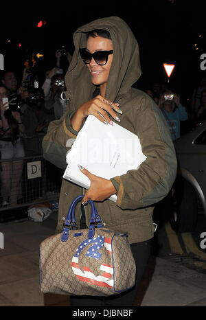 Rihanna arrivando al suo hotel dopo che lei ha preso un jet privato per l'Aeroporto di Luton, direttamente dopo gli MTV Video Music Awards mostrano la scorsa notte a Los Angeles. Rihanna è in città per eseguire con i Coldplay alla cerimonia di chiusura del London 2012 Londo Paralimpiadi Foto Stock