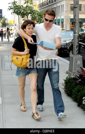 Helen McCrory e Damian Lewis attore britannico tenendo il suo iPad come egli lascia il suo hotel di Manhattan con la moglie New York City, Stati Uniti d'America - 07.09.12 Foto Stock