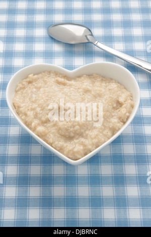 Farina di avena in un cuore ciotola sagomata Foto Stock