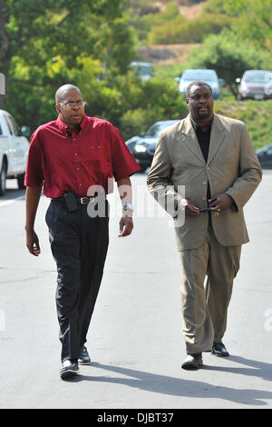 Valutazione Gli ospiti arrivano per il funerale di Michael Clark Duncan presso il municipio di libertà in Forest Lawn Park Los Angeles, California - 10.09.12 Foto Stock